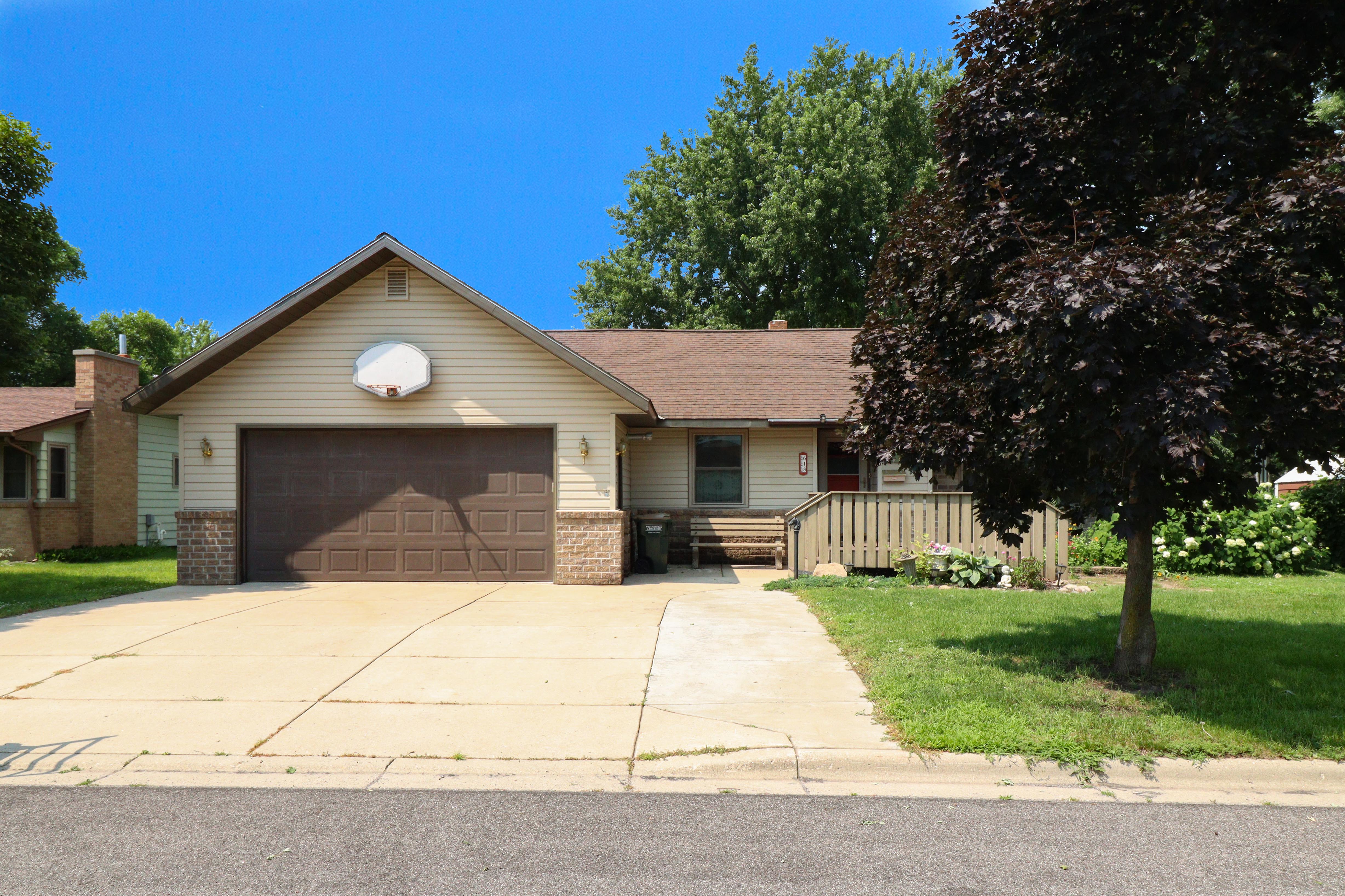618 Koronis Ave 618 Koronis Ave